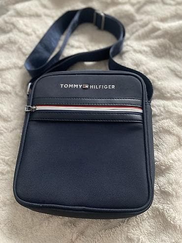 Барсетка, Tommy Hilfiger, Застежка на молнии, Разделенные отделения, Регулируемый ремень, Новый