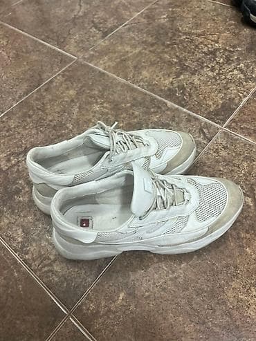 Белые кроссовки австралийский бренд Hogl на массивной подошве