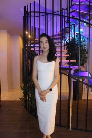 бордовое вязаное платье: Элегантное белое платье миди на тонких бретелях. - Силуэт — 1