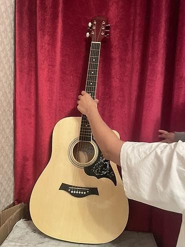 суб борд: Акустическая гитара dreadnought с вырезом (cutaway). - Корпус формата — 3