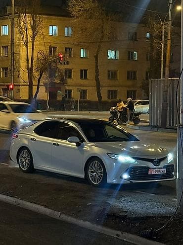 Toyota Camry: 2018 г., Бензин, Седан — 2