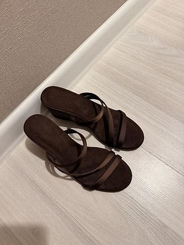 Босоножки, сандалии, шлепанцы: Босоножки, 36, Stradivarius, Новый, цвет - Коричневый — 2