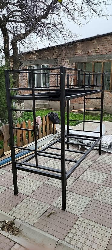 bunk bed: Металлическая двухъярусная кровать — 1