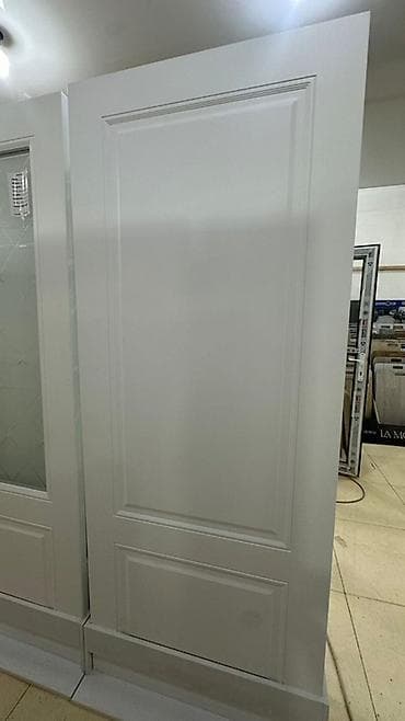 Межкомнатная дверь в классическом стиле, глухая, белая