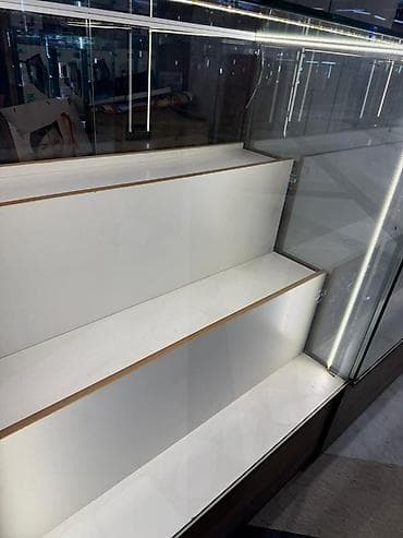 Стеклянная витрина с подсветкой - Конструкция: прозрачные стеклянные — 1