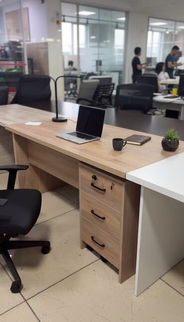 Элегантный офисный стол с контрастной столешницей, идеально подходящий