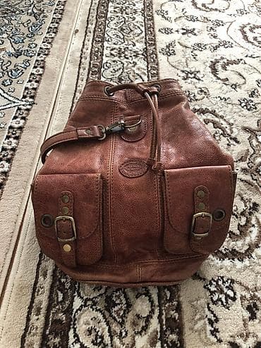 Спортивные сумки: Кожанный рюкзак унисекс, в очень хорошем состоянии, цену можем — 2