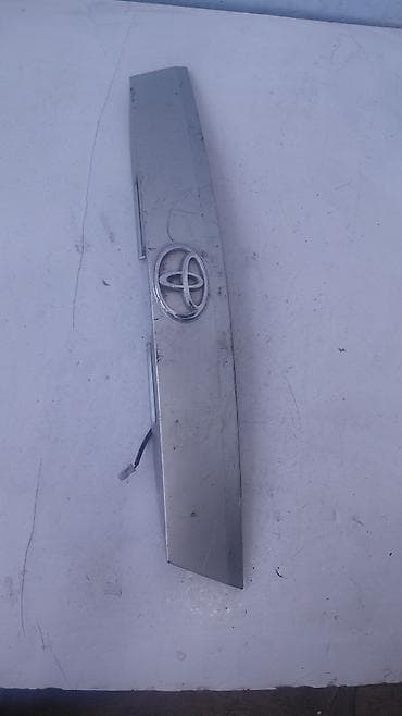 Накладка крышки багажника Toyota, 2004 г., Б/у, Оригинал at lalafo.kg Накладка крышки багажника Toyota, 2004 г., Б/у, Оригинал