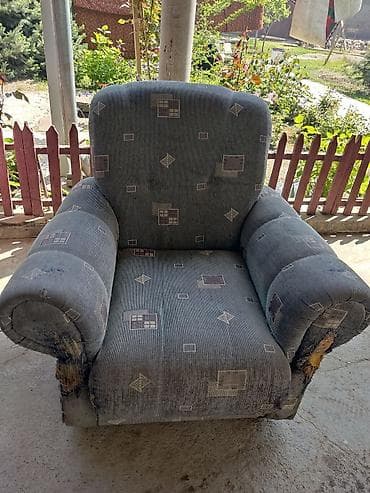 Другая мебель: Продаётся кресло с косметическим дефектом — ткань порвана по бокам — 1