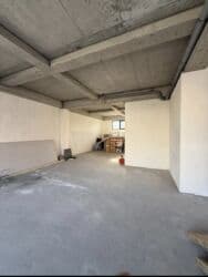 коммерческая недвижимость ош: Продаю Офис 160 м², Без ремонта, Без мебели, Многоэтажное здание, 1 этаж — 3