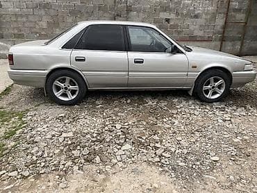 Седан среднего класса, серебристый металлик, 4 двери. Кузов