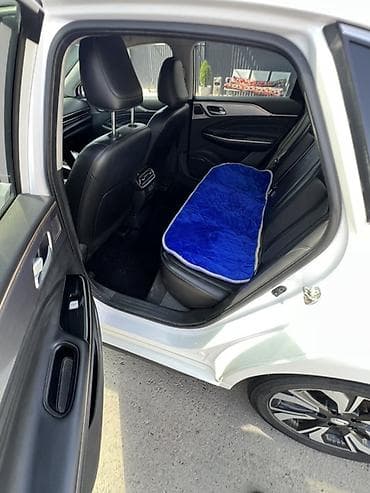 машина чанган x5: GAC Aion S Plus, белый седан класса C с современным дизайном. Кузов и — 4