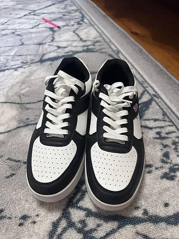 Туфли: Продаю новые кожанные кроссовки. Привезены с Италии🇮🇹 Размер 41 Цена — 3