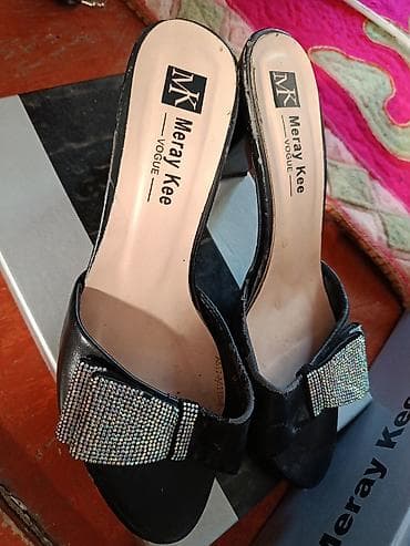 шлёпанцы: Женская обувь — две пары. размер 37 1) Босоножки на каблуке — 3