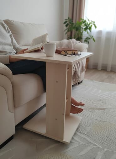 ковры бу продаю: Журнальный/приставной столик из ЛДСП светлого древесного оттенка. - — 1