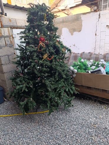 туи продажа: Искусственная новогодняя ель с декором - Высокая пышная ель — 1