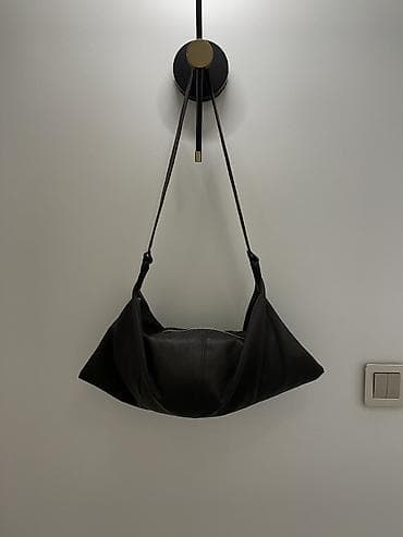 косметички: Сумка-хобо из мягкой экокожи, треугольной формы с узлами на широких — 3