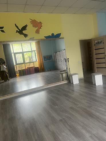 Светлый зал для йоги/фитнеса/танцев с большим зеркалом во всю стену