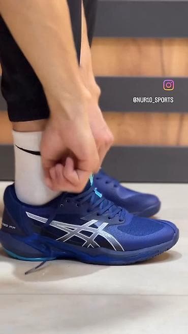 Кроссовки Asics (индоор/корт) — темно‑синие с серебристым логотипом — 1
