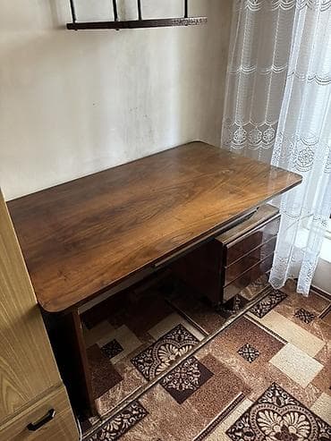 Компьютерный стол, С полками