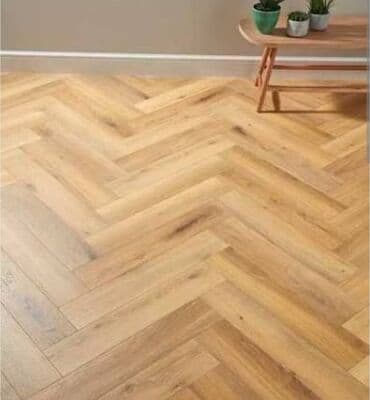 рассрочка ламинат: Кладка Елочка за квадрат метр. 600 сом. ЁЛОЧКА. КВАРЦ ВИНИЛ без клея — 1