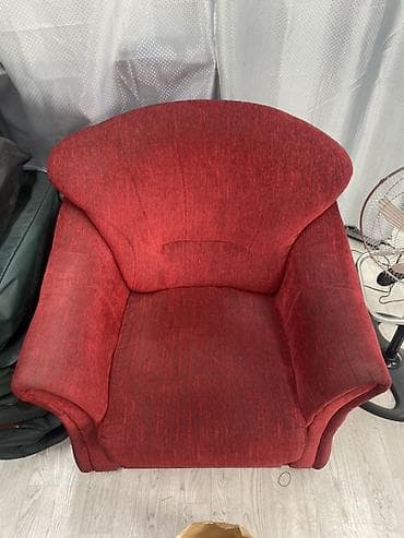 Кресло мягкое, широкое, в бархатистой текстильной обивке