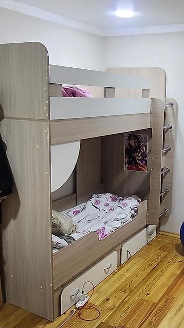 Продаю 2хярусную кровать в комплекте 2 матраса есть отделения снизу
