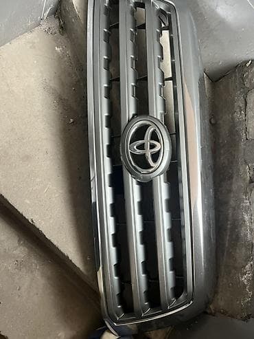 Радиаторная решетка Toyota. - Оригинальная передняя решетка с крупным