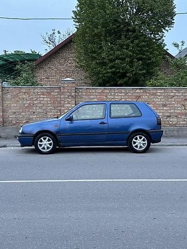 Компактный хэтчбек синего цвета (3 двери). Основные характеристики