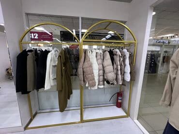 оборудование в бутик: Кронштейны Стеллажи Стойки Вешала Столы ресепшен Раскладочные — 19