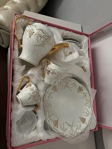 электро пакет: Фарфоровый чайный набор в подарочной коробке. Состав: - Заварочный — 3