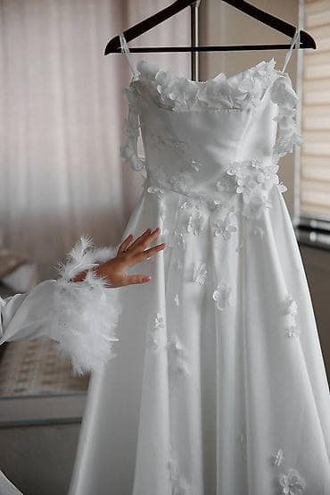 Свадебное платье, M, Со шлейфом, Атлас, А-силуэт, Цветочные элементы, Новый