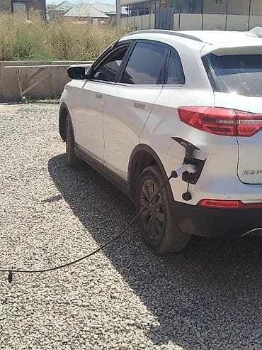 roewe ei5: Электромобиль кроссовер (белый), компактный 5‑дверный. Основные — 1