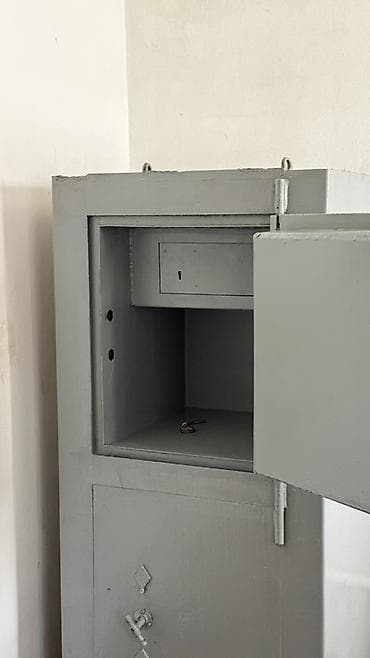 Сейфы: Советский сей двухкамерный, песчаный наполнитель Продается массивный — 2