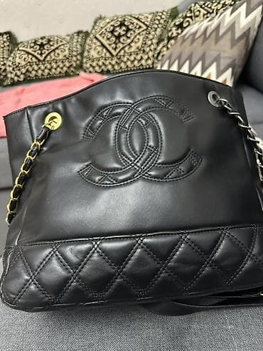 Бижутерия: Сумка‑мешок из черной гладкой кожи с объемной стеганой отделкой. На — 1