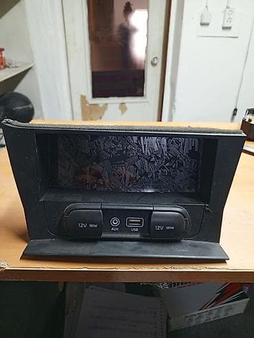 Центральная консольная ниша с мультимедийным блоком для автомобиля