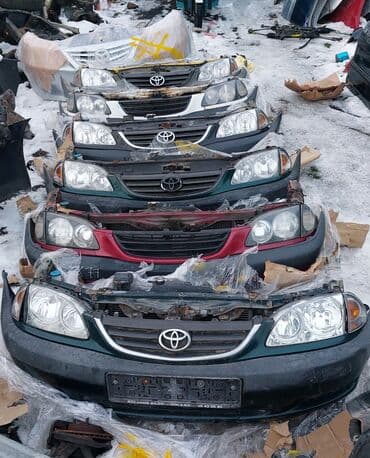 Продаю на запчасти тойота авенсис .носкат капот крыло зеркала фара