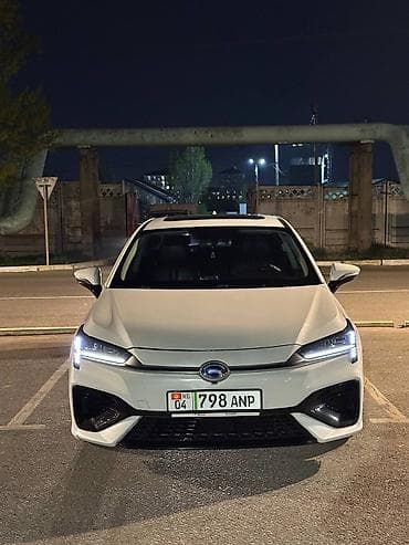 GAC Aion S, белый седан на электротяге Ключевые особенности: -
