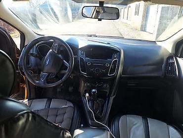 Ford Focus: 2015 г., 1.6 л, Механика, Бензин, Хэтчбэк