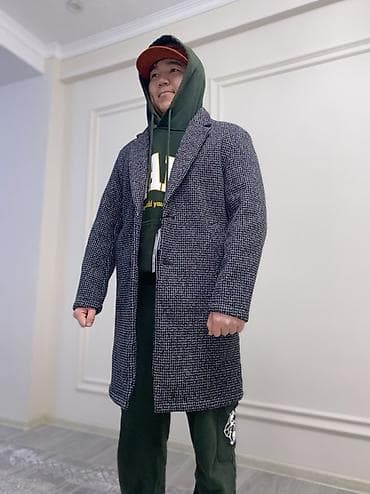 Срочно корейский сатылат цена 2000ге берем срочно Мужское пальто