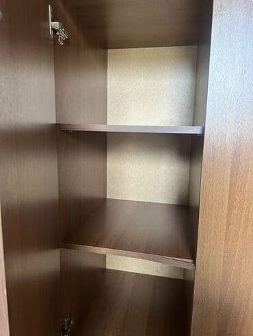 шкаф с тумбочками: Шкаф для хранения из дерева с тремя дверцами, выполненный в коричневом — 4