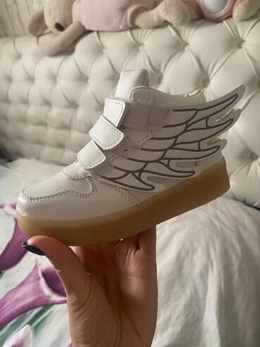 супер обувь: Продаю кросы со светящейся подошвой. Цвета и режимы меняются. Зарядка — 1