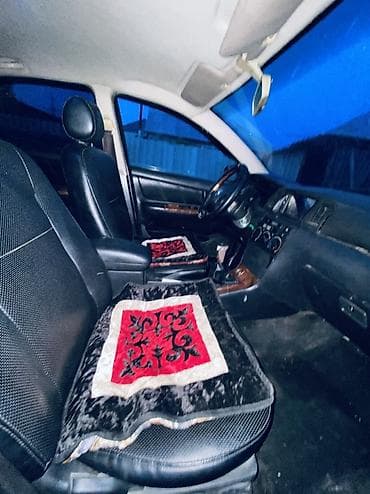 m111 2 2: Седан черного цвета. Кузов 4‑дверный, компактного класса — 2