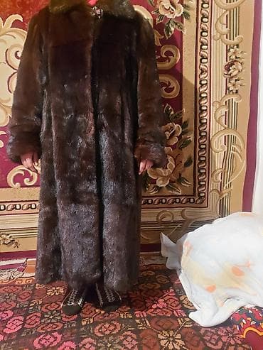 Плащи: Длинная натуральная шуба из темно-коричневого меха. Описание: - — 1