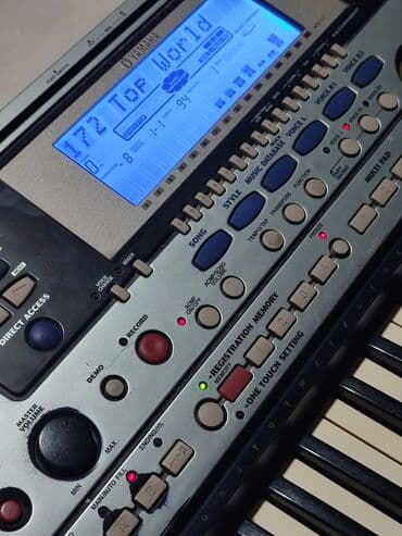 гитары ямаха: Синтезатор Yamaha PSR-550 в серебристом корпусе. Оснащен встроенными — 4