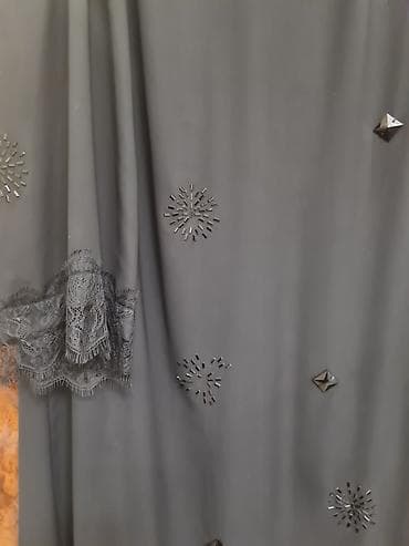 Киреге берилүүчү кийимдер: Продаю дизайнерскую эксклюзивную абаю чёрного цвета, с гипюровымы — 4