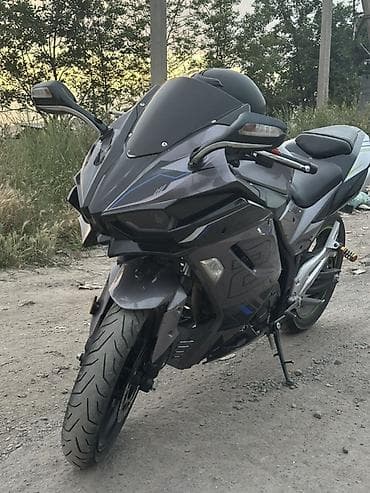 350 rx: Спортивный мотоцикл в полном обвесе, серо‑черный с графикой — 4