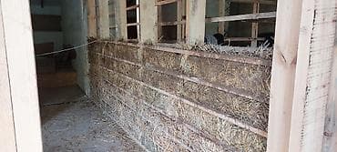 Отопление: Стена дома, частично утепленная тюками соломы, закрепленными — 5