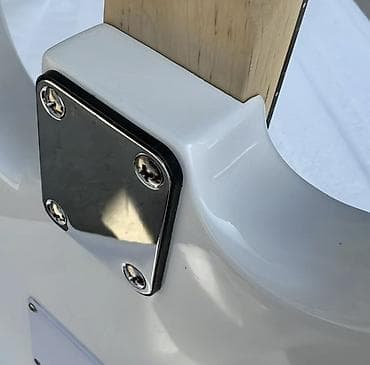 Гитары: Электрогитара Strat с ярким фиолетовым градиентом на топе и белым — 4