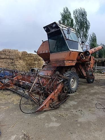 тракторный кун: Зерноуборочный комбайн с жаткой Описание: - Полный приводной — 2
